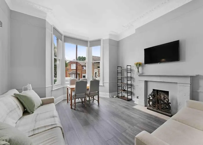 Chiswick Park Acton Town Garden Suite